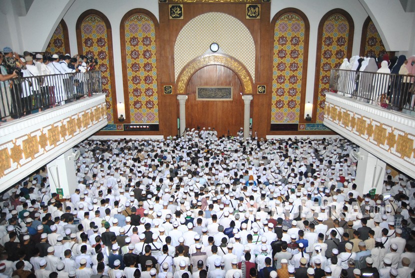 Ribuan jemaah melaksanakan salat jenazah almarhum Ustaz Muhammad Arifin Ilham di Masjid Az-Zikra, Sentul, Babakan Madang, Kabupaten Bogor, Jawa Barat, Kamis (23/5/2019).