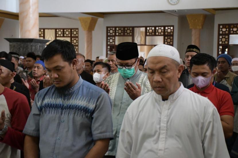 Ribuan jemaah mengikuti Shalat Ghaib atas Almarhum Emmeril Kahn Mumtadz (Eril) putra Gubernur Jawa Barat Ridwan Kamil, di Masjid Agung Kota Sukabumi, Jumat (3/6/2022). Hal ini sebagai bentuk doa dari warga Sukabumi untuk almarhum.