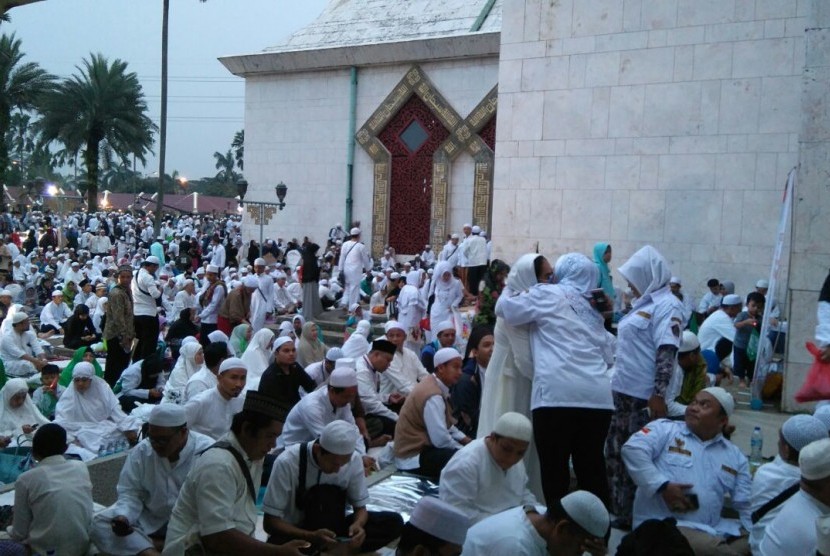 Ribuan jemaah telah memadati Masjid At-Tin dalam Dzikir Akbar, Sabtu (11/3).