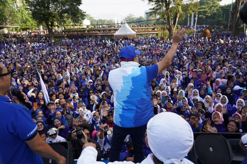 Ribuan kader PAN menghadiri acara Senam Sehat Birukan Langit Indonesia yang diselenggarakan Partai Amanat Nasional (PAN) di Kota Bandung, Jawa Barat, Ahad (19/2/2023).