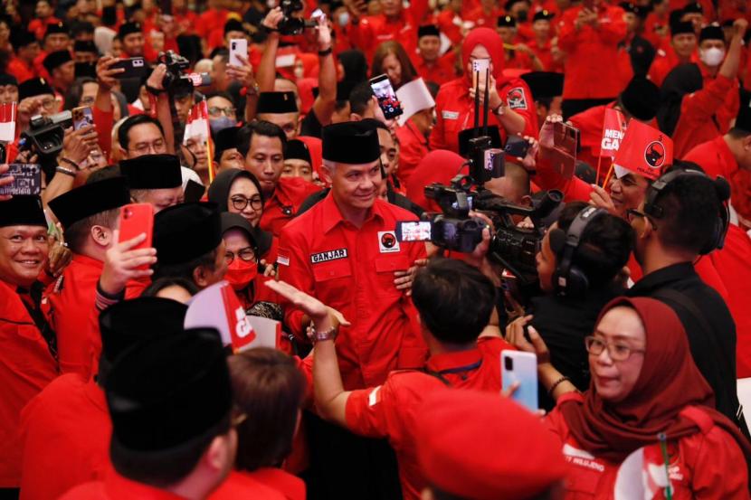 Ribuan kader PDIP Jawa Timur tumpah ruah menyambut kedatangan Capres 2024 dari PDIP, Ganjar Pranowodi di Hotel Shangri-La, Kota Surabaya, Sabtu (6/4/2023). 