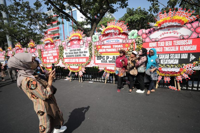 Ribuan karangan bunga yang berisi ucapan terima kasih kepada Gubernur Jawa Tengah (Jateng) Ganjar Pranowo atas kepemimpinannya 10 tahun terakhir mengular di Jalan Pahlawan, Kota Semarang, Jateng sejak Selasa (5/9/2023).