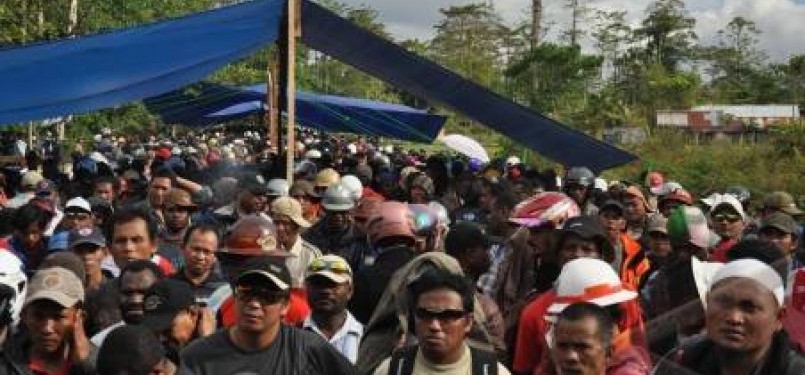 Ribuan karyawan memadati jalan masuk ke Pusat Perkantoran PT Freeport Indonesia di Kuala Kencana, Timika, Papua, Kamis (16/9). 