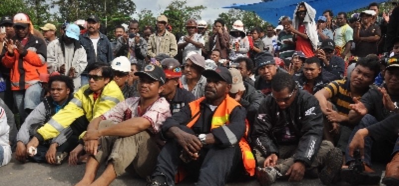 Ribuan karyawan memadati jalan masuk ke Pusat Perkantoran PT Freeport Indonesia di Kuala Kencana, Timika, Papua dan mogok kerja, Kamis (16/9). 