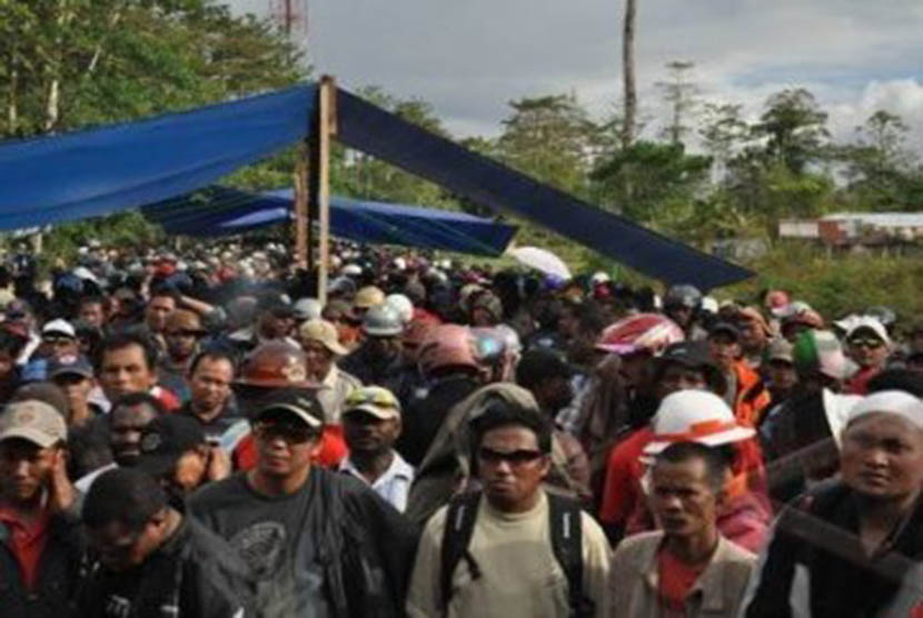 Ribuan karyawan memadati jalan masuk ke Pusat Perkantoran PT Freeport Indonesia di Kuala Kencana, Timika, Papua, Kamis (16/9). 