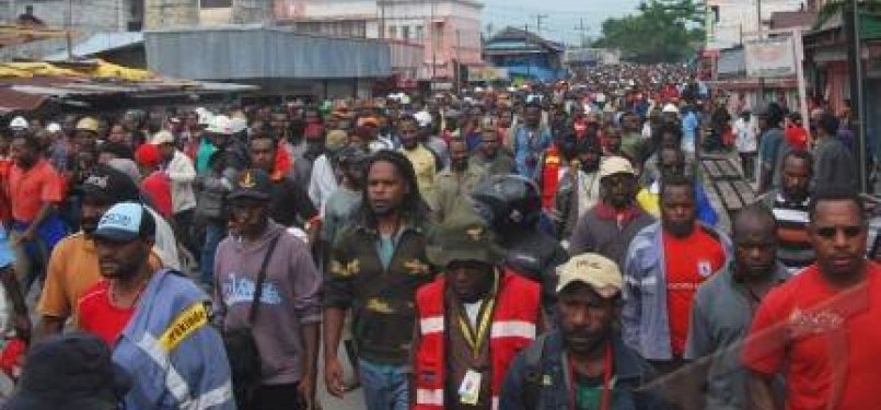 Ribuan karyawan PT. Freeport Indonesia melakukan longmarch ketika menggelar aksi unjuk rasa di Terminal Bis Gorong-gorong Timika, Papua, Senin (10/10). Aksi tersebut berakhir bentrok antara pengunjuk rasa dengan polisi. 