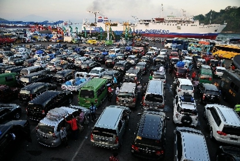 Ribuan kendaraan antre saat akan masuk ke kapal Roro untuk menyeberang ke Pulau Sumatra, di Pelabuhan Merak, Banten, Sabtu (26/7).