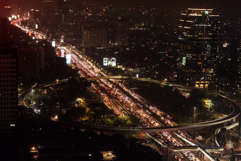 Ribuan kendaraan melewati ruas Tol Dalam Kota, di kawasan Jalan Gatot Subroto, Jakarta, Kamis (22/6). 