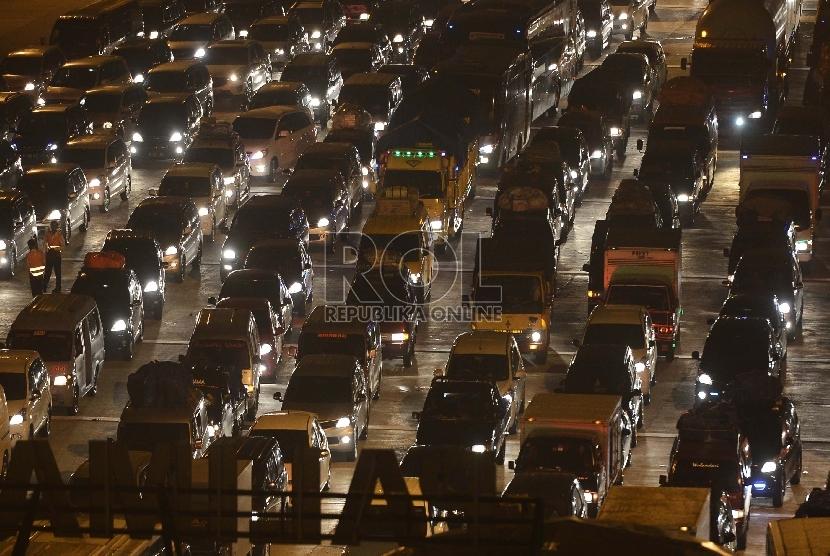 Ribuan kendaraan memadati gerbang tol keluar Palimanan Jalan Tol Cipali, Jawa Barat, Selasa (14/7) dini hari. 