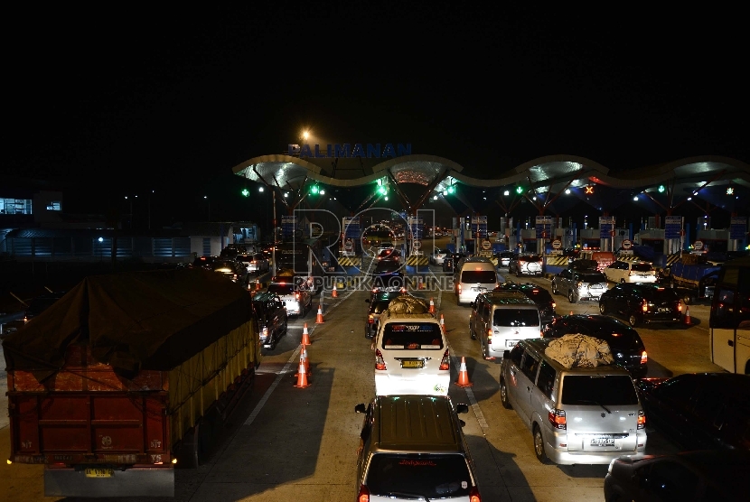 Ribuan kendaraan memadati gerbang tol keluar Palimanan Jalan Tol Cipali, Jawa Barat, Selasa (14/7) dini hari. 