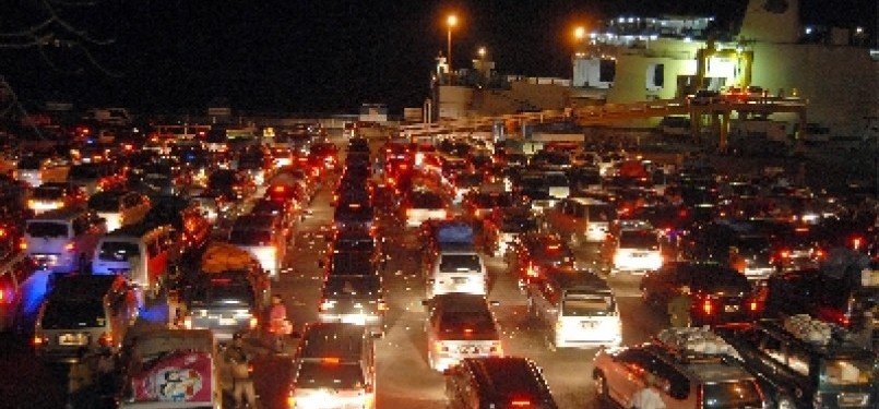 Ribuan kendaraan pemudik memadati parkiran yang ada di lima dermaga Pelabuhan Merak, Banten, Jumat (26/8).