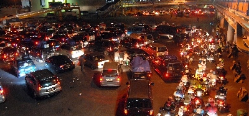 Ribuan kendaraan pemudik memadati parkiran yang ada di lima dermaga Pelabuhan Merak, Banten. 