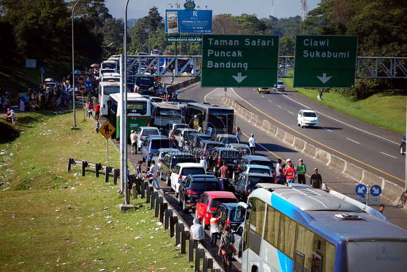  Ribuan kendaraan terjebak kemacetan di pintu keluar tol Jagorawi menuju kawasan wisata puncak, Bogor, Jawa Barat, Sabtu (2/8). (Republika/Raisan Al Farisi)
