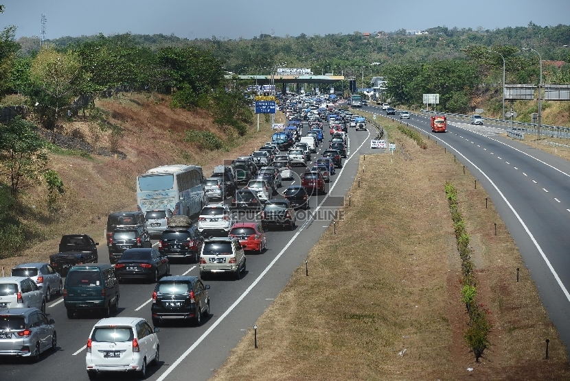 Ribuan kendaraan terjebak kemacetan di ruas Jalan Tol Palimanan-Kanci (Cipali). 