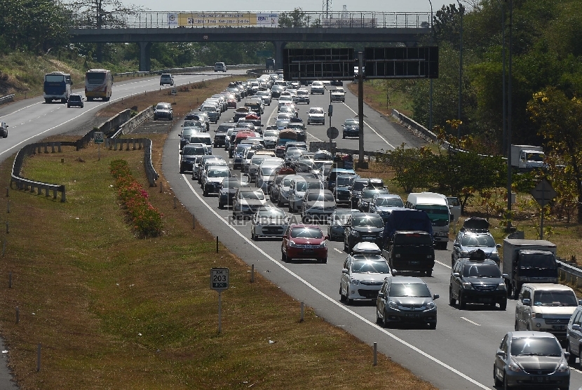 Ribuan kendaraan terjebak kemacetan di ruas Jalan Tol Palimanan-Kanci KM 204 hingga gerbang tol Palimanan KM 188 Jalan Tol Cipali, Cirebon, Jawa Barat, Rabu (15/7). 