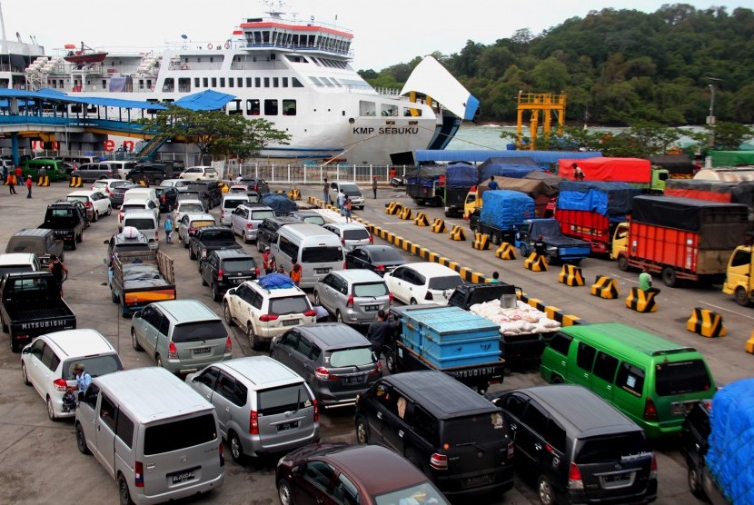 Thousands of vehicles stuck in Pier IV of Merak Port during big waves and strong winds, Friday (December 1). The Java-Sumatra crossing route in the Sunda Strait is affected by Tropical Cyclone Dahlia.