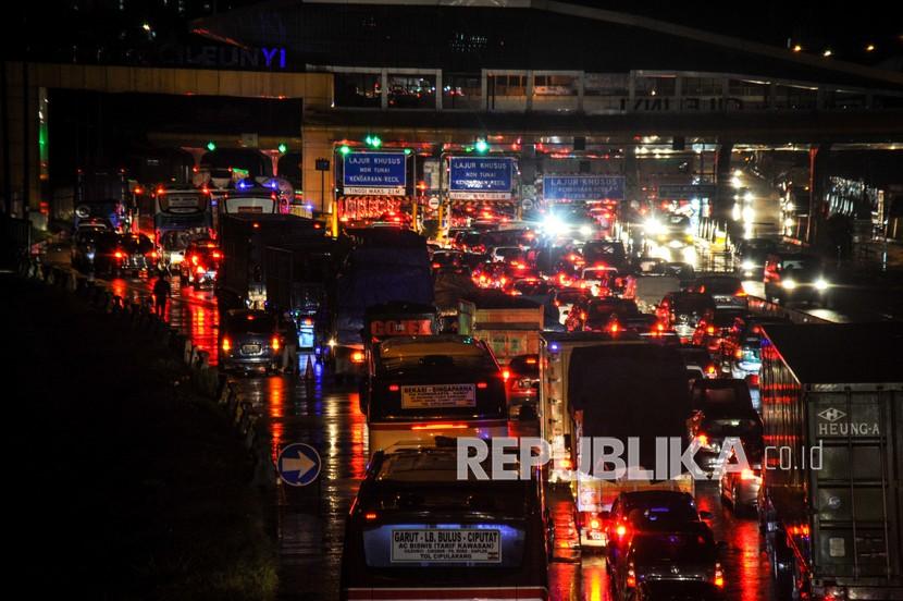Ribuan kendaraan yang menuju Gerbang Keluar Tol Cileunyi terjebak kemacetan di Kabupaten Bandung, Jawa Barat, Sabtu (9/1/2021). Kemacetan panjang tersebut disebabkan oleh banjir yang menggenangi Jalan Nasional Bandung-Garut akibat hujan lebat yang mengguyur Bandung Raya pada Sabtu (9/1) siang hingga sore hari.