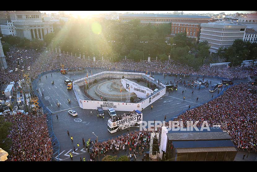 Ribuan pendukung Real Madrid berada di Plaza de Cibeles, Kota Madrid merayakan gelar tim kesayangan mereka (ilustrasi).