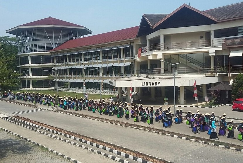 Ribuan mahasiswa baru IPB ikuti pawai kemerdekaan RI ke-72.