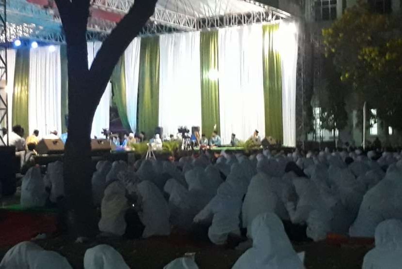 Ribuan mahasiswa dan civitas akademika menghadiri Malang Mengaji di UIN Maulana Malik Ibrahim (Maliki), Malang, Senin malam (8/10).
