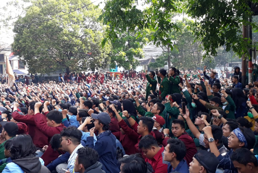 Ribuan mahasiswa dari berbagai Perguran Tinggi Negeri (PTN) dan Peguruan Tinggi Swasta (PTS) se-Bandung Raya menggelar aksi unjuk rasa di Halaman Gedung DPRD Jabar, Senin (23/9). Massa menolak RUU KPK, RUU KUHP dan RUU PAS.