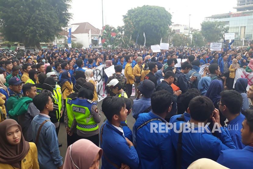 Ribuan mahasiswa dari lima perguruan tinggi di Purwokerto menggelar aksi  unjuk rasa di Alun-alun Purwokerto, Senin (23/9).