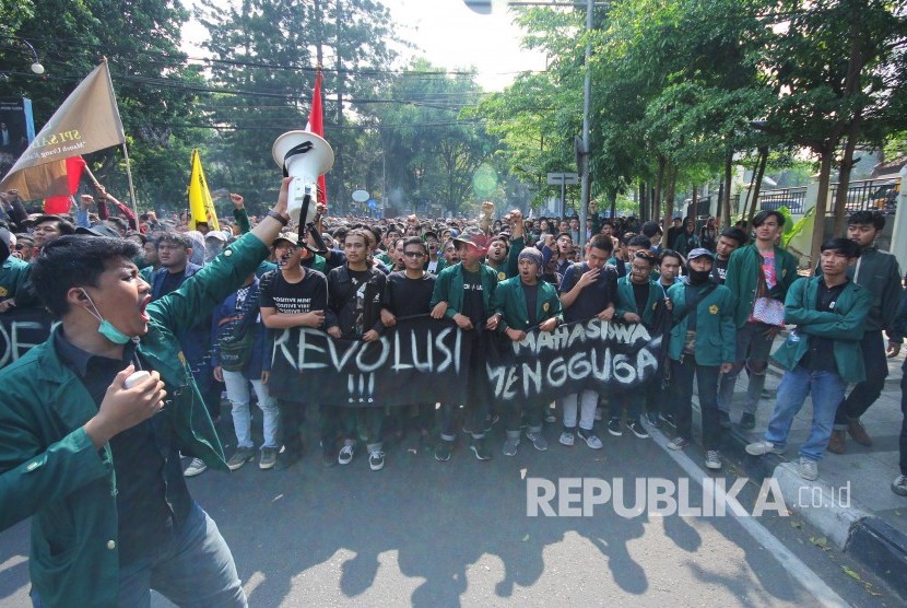 Ribuan mahasiswa dari Perguran Tinggi Negeri (PTN) dan Peguruan Tinggi Swasta (PTS) se Bandung Raya menggelar aksi menolak sejumlah Rancangan Undang-undang (RUU), di Halaman Gedung DPRD Jabar, Jalan Diponegoro, Kota Bandung, Senin (23/9).