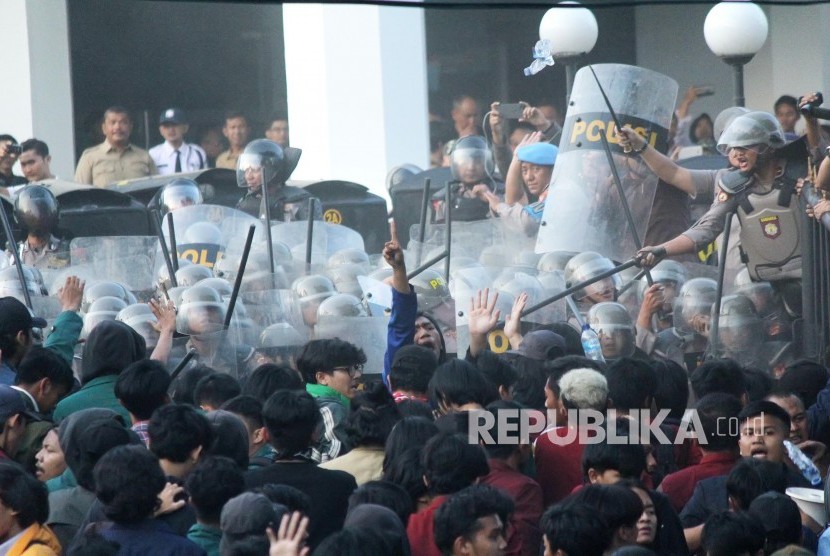 Ribuan mahasiswa dari Perguran Tinggi Negeri (PTN) dan Peguruan Tinggi Swasta (PTS) se Bandung Raya terlibat adu dorong dengan aparat kepolisian saat aksi menolak sejumlah Rancangan Undang-undang (RUU), di Halaman Gedung DPRD Jabar, Jalan Diponegoro, Kota Bandung, Senin (23/9).
