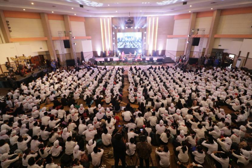 Ribuan mahasiswa Fakultas Ilmu Sosial dan Ilmu Politik (Fisip) Unpas mengikuti Pengenalan Kehidupan Kampus bagi Mahasiswa Baru  (PKKMB).