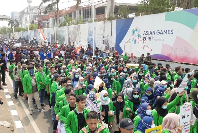 Ribuan mahasiswa kembali berdemonstrasi di depan Gedung DPR/MPR RI, Senayan, Jakarta, Selasa (24/9).