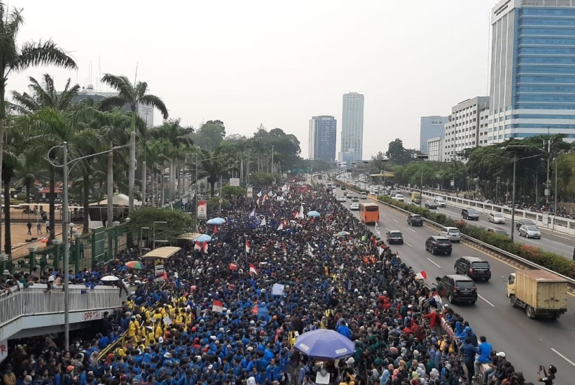 Ribuan mahasiswa kembali berdemonstrasi di depan Gedung DPR/MPR RI, Senayan, Jakarta, Selasa (24/9).