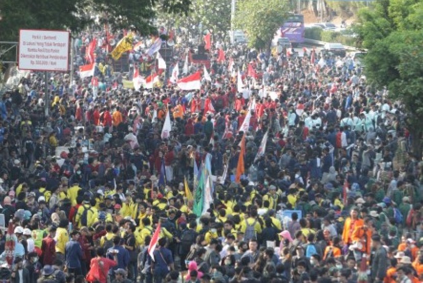 Ribuan mahasiswa memadati Jalan Gerbang Pemuda menuju depan Gedung DPR/MPR, Jakarta, Senin (30/9/2019). Aksi mahasiswa ini untuk mendesak DPR membatalkan revisi UU KUHP dan UU KPK.. 