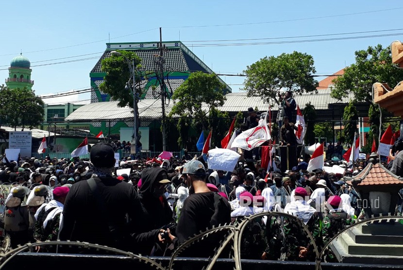 Ribuan mahasiswa yang merupakan gabungan dari Badan Eksekutif Mahasiswa (BEM) se-Surabaya menggelar aksi bertajuk 'Surabaya Menggugat' di depan gedung DPRD Jatim, Jalan Indrapura, Surabaya, Kamis (26/9).