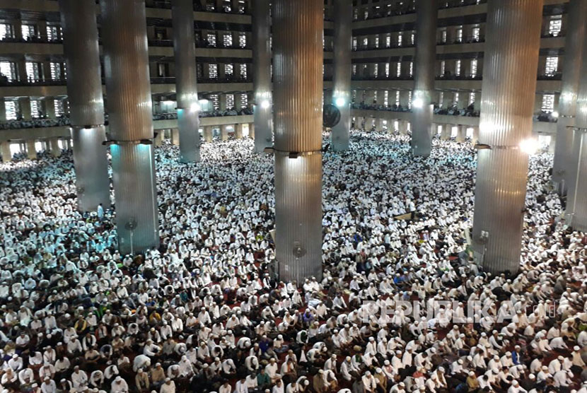 Ribuan massa aksi 313 melaksanakan Shalat Jumat bersama di Masjid Istiqlal, Jakarta, Jumat (31/3).