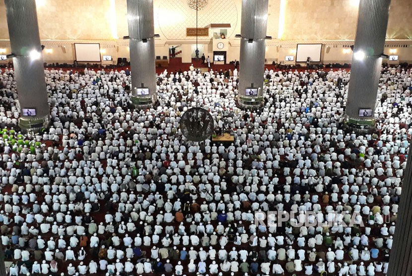 Ribuan massa aksi 313 melaksanakan Shalat Jumat bersama di Masjid Istiqlal, Jakarta, Jumat (31/3).