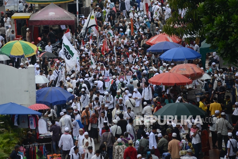 Ribuan massa aksi bersiap untuk melaksanakan Shalat Jumat bersama di Masjid Istiqlal, Jakarta, Jumat (31/3).