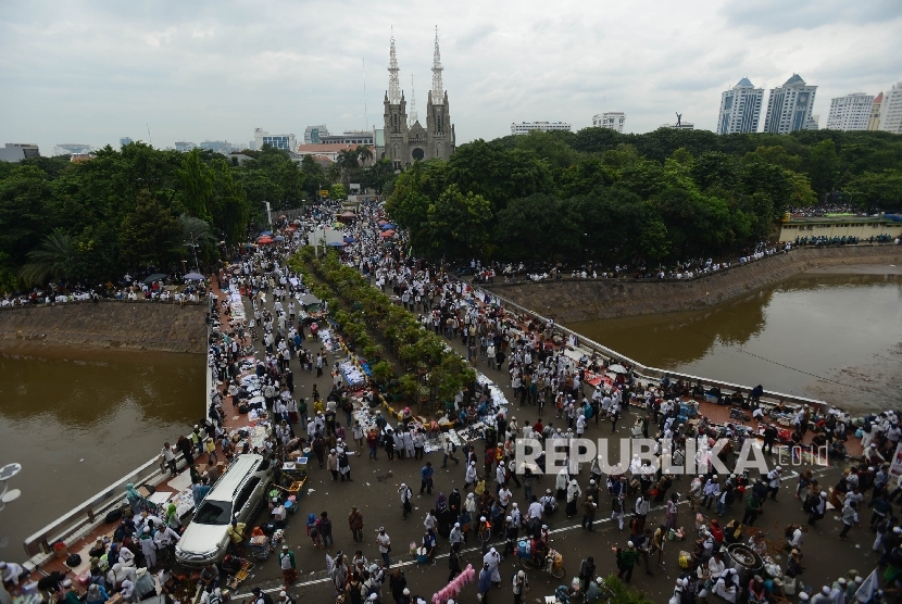 Ribuan massa aksi bersiap untuk melaksanakan shalat Jumat bersama di Masjid Istiqlal, Jakarta, Jumat (31/3).