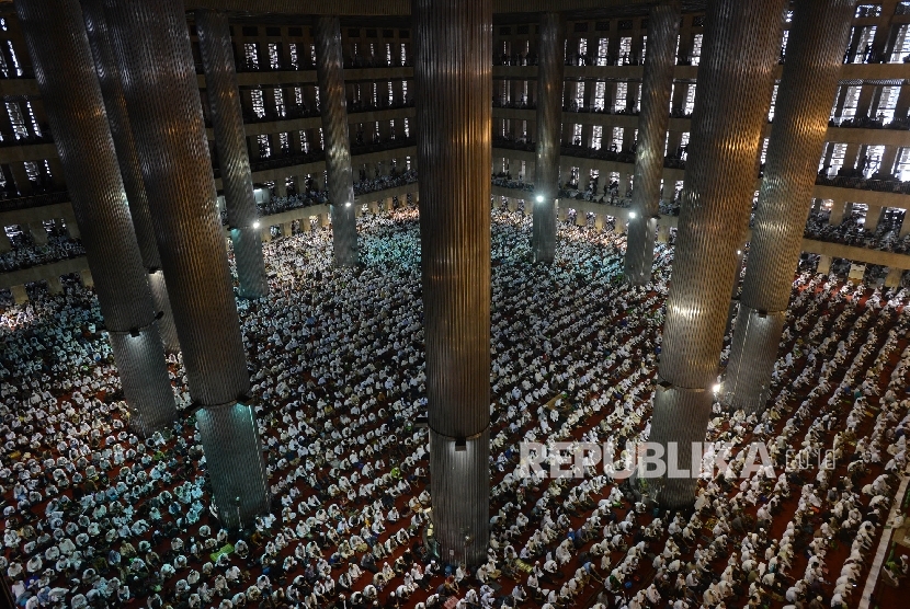 Shalat Jumat di Masjid Istiqlal (ilustrasi)