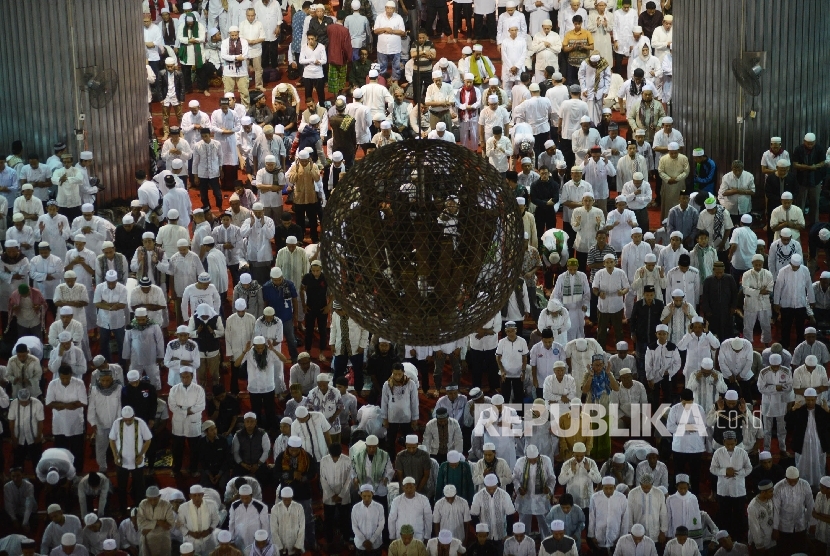 Ribuan massa aksi melaksanakan Shalat Jumat bersama di Masjid Istiqlal, Jakarta, Jumat (31/3).