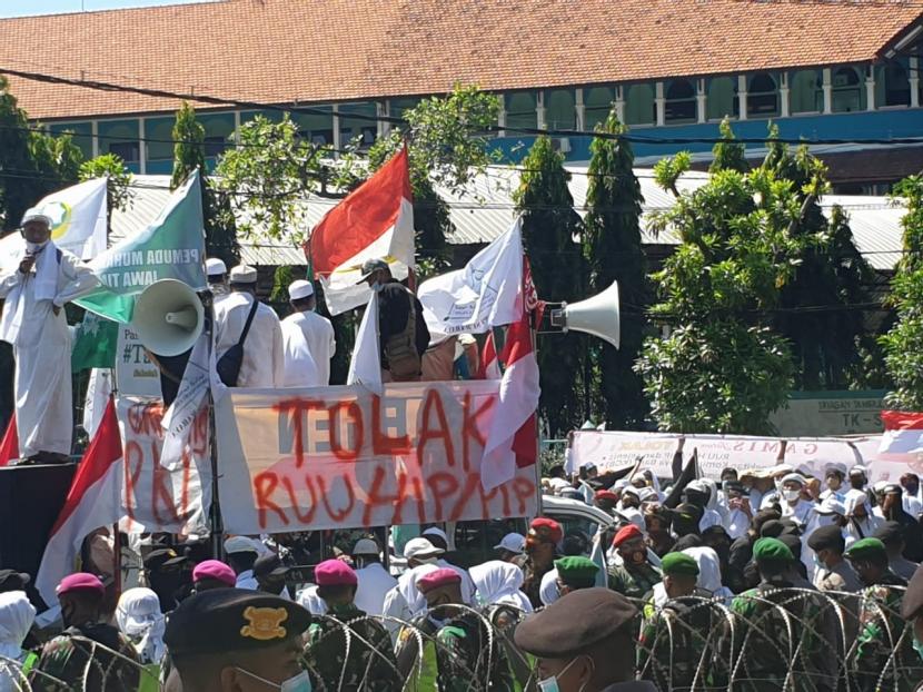 Ribuan massa aksi yang merupakan gabungan dari Ormas Islam, lembaga keislaman, majelis taklim, hingga organisasi pesantren menggelar aksi penolakan Rancangan Undang-Undang Haluan Ideologi Pancasila (RUU HIP) di depan Gedung DPRD Jatim, Surabaya, Selasa (7/7).