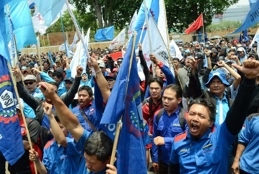 Ribuan massa dari berbagai Aliansi Buruh Jabar, menggelar aksi demo di halaman Gedung Sate, Jl Diponegoro, Kota Bandung.