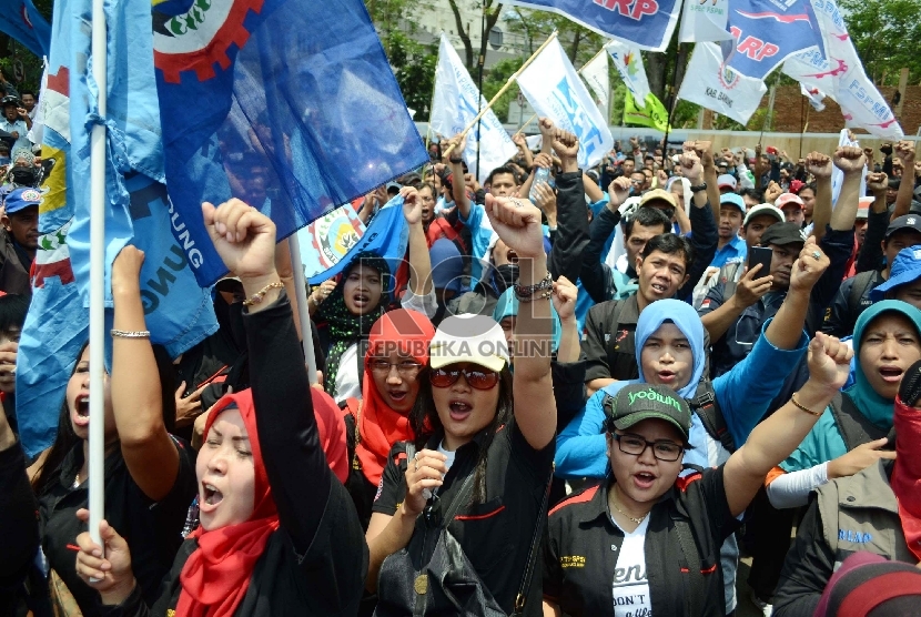 Ribuan massa dari berbagai Aliansi Buruh Jabar, menggelar aksi demo di halaman Gedung Sate, Jl Diponegoro, Kota Bandung, Selasa (20/10).
