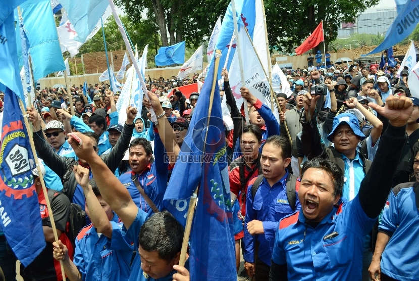 Ribuan massa dari berbagai Aliansi Buruh Jabar, menggelar aksi demo di halaman Gedung Sate, Jl Diponegoro, Kota Bandung, Selasa (20/10). 