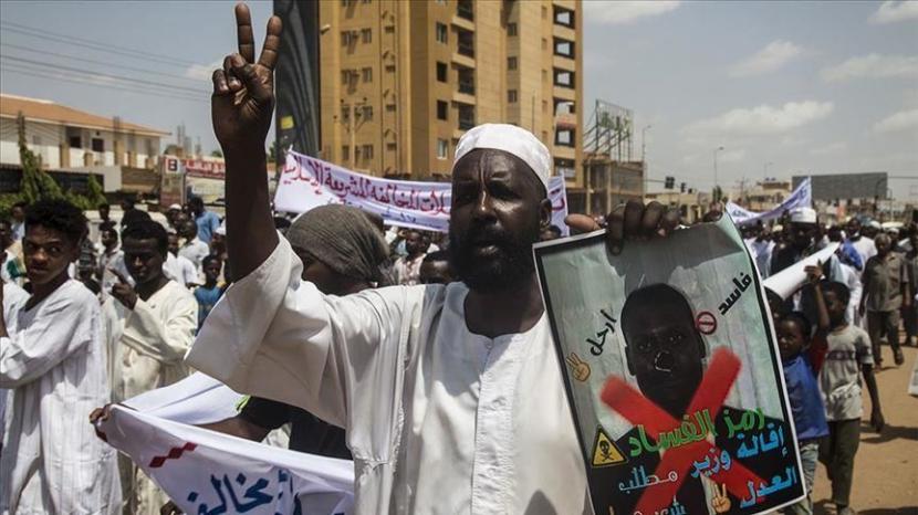 Ribuan massa dari berbagai ormas Islam di Sudan sekaligus pendukung presiden terguling Omer Al-Bashir. Perkembangan politik di Sudan terus bergerak di jalur yang positif. Ilustrasi. 