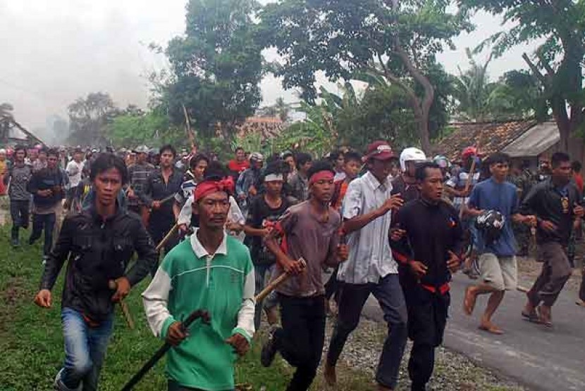   Ribuan massa dari Kecamatan Kalianda membawa senjata tajam saat menyerang Desa Sidoreno Kecamatan Waypanji, Lampung Selatan, Ahad (28/10).