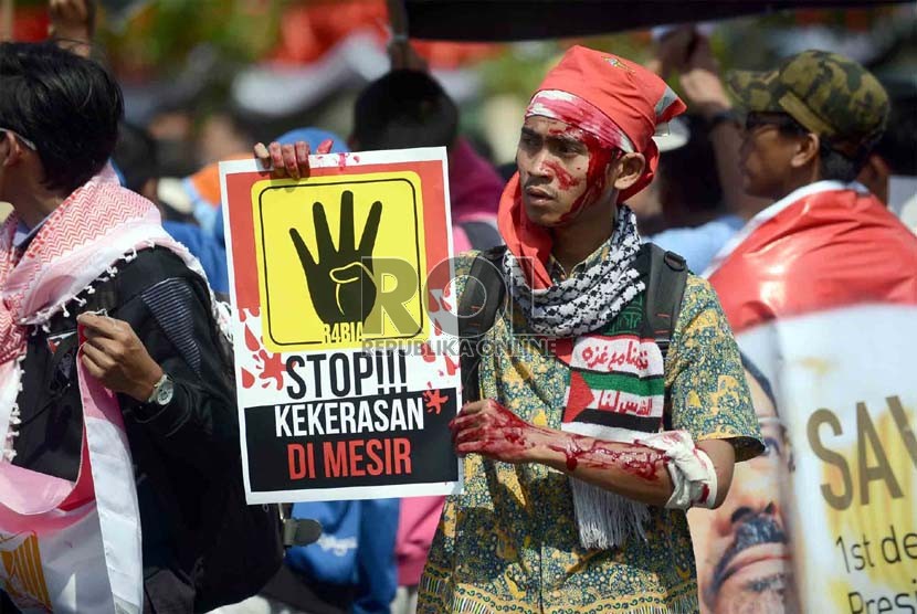   Ribuan massa dari Komite Nasional Untuk Kemanusiaan dan Demokrasi Mesir (KNKDM) bersama seluruh elemen masyarakat menggelar aksi damai mengutuk pembantaian warga sipil di Mesir di kawasan Bundaran HI, Jakarta, Senin (19/8). (Republika/Agung Supriyanto)