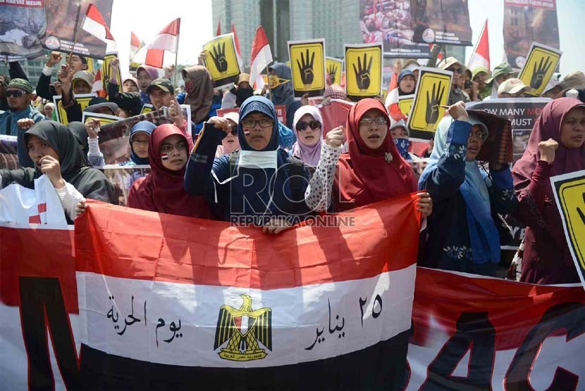  Ribuan massa dari Komite Nasional Untuk Kemanusiaan dan Demokrasi Mesir (KNKDM) bersama seluruh elemen masyarakat menggelar aksi damai mengutuk pembantaian warga sipil di Mesir di kawasan Bundaran HI, Jakarta, Senin (19/8).   (Republika/Agung Supriyanto)