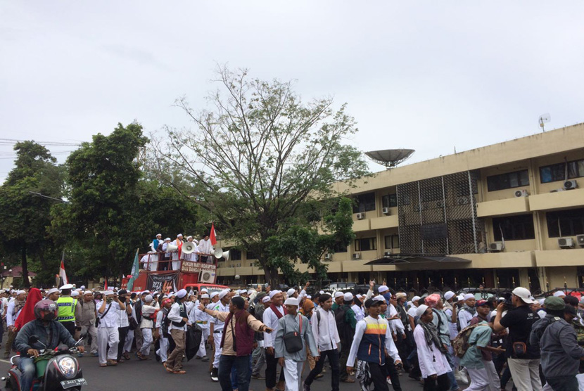 Thousands of mass had a demonstration in front of National Police headquarter, Jakarta, on Monday (1/16).