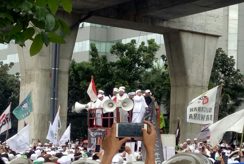 Ribuan massa FPI berunjuk rasa di depan Mabes Polri, Jakarta, Senin (16/1).