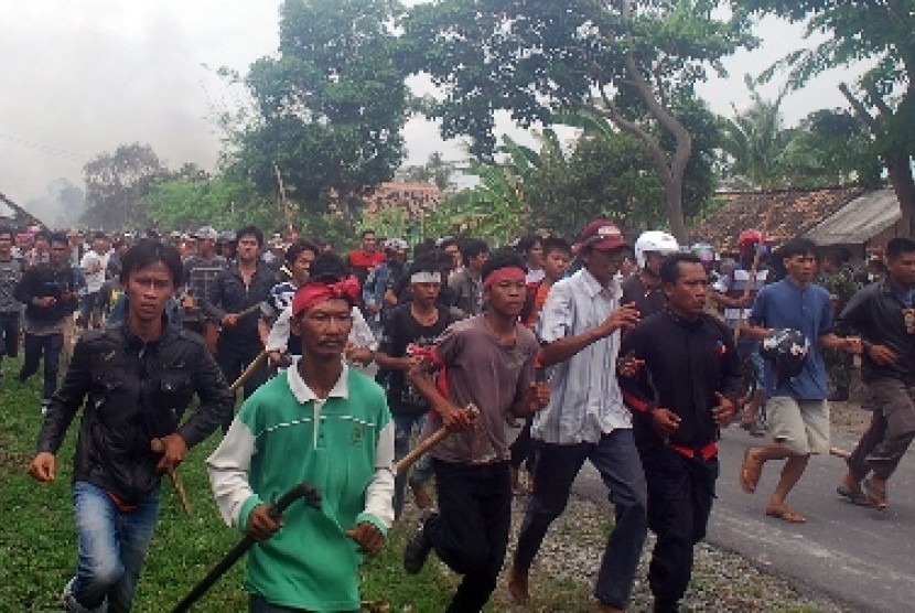 Ribuan massa gabungan dari Kecamatan Kalianda membawa senjata tajam saat menyerang Desa Sidoreno Kecamatan Waypanji, Lampung Selatan, Ahad (28/10) lalu.